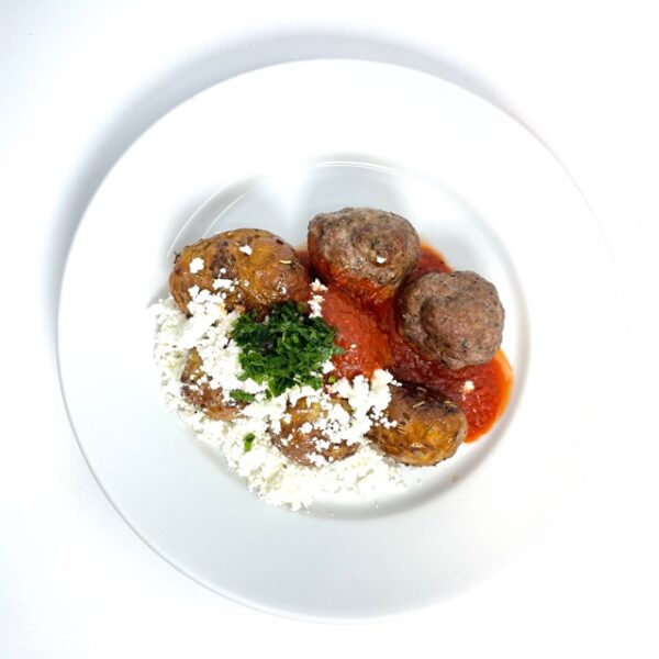 Lammfärsbiffar med rostad potatis, fetaost & tomatsås 1 port